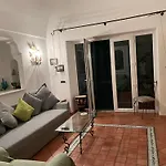 Villa Nella Curva Della Funicolare, Capri