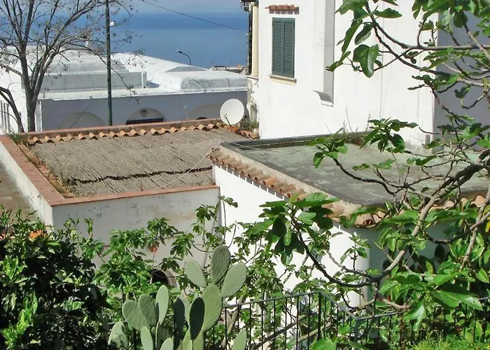 Villa Nella Curva Della Funicolare, Capri